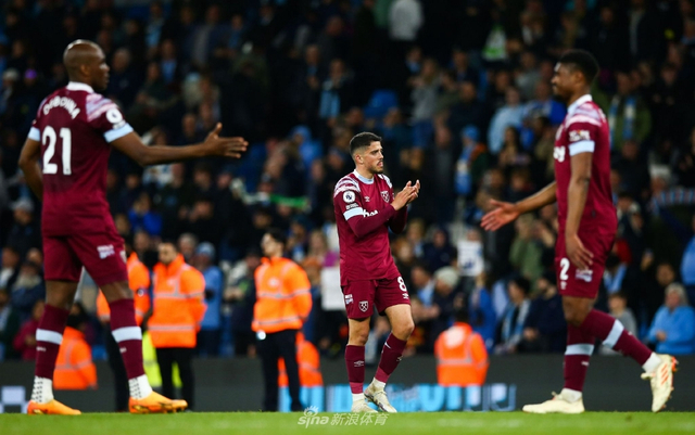 弗兰克在赛后走向球员通道，热刺球迷响起漫天嘘声